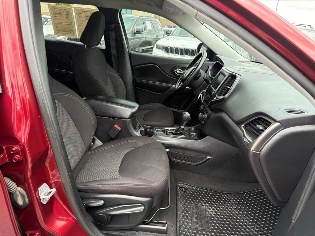 Used 2020 Red Jeep Latitude image 18