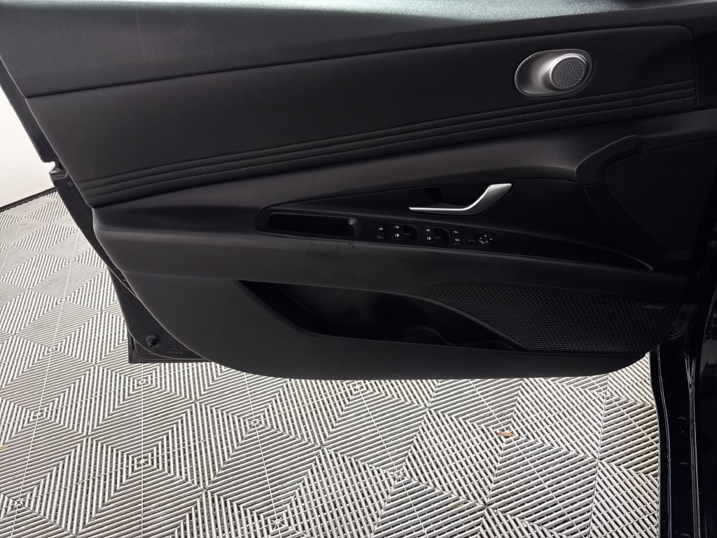 Used 2022 Black Hyundai SEL image 10