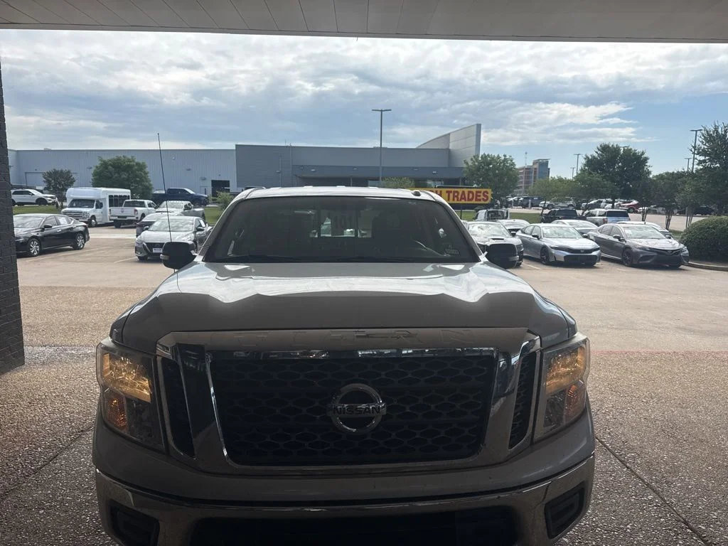 2017 Nissan Titan SV 4X2 Crew Cab's photo