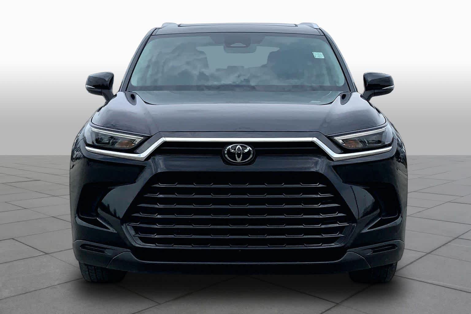 Used 2025 Midnight Black Metallic Toyota XLE image 4