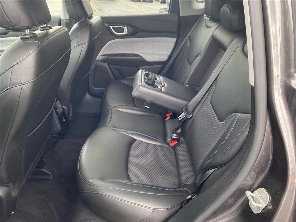 Used 2022 Granite Crystal Metallic Clearcoat Jeep Latitude image 24