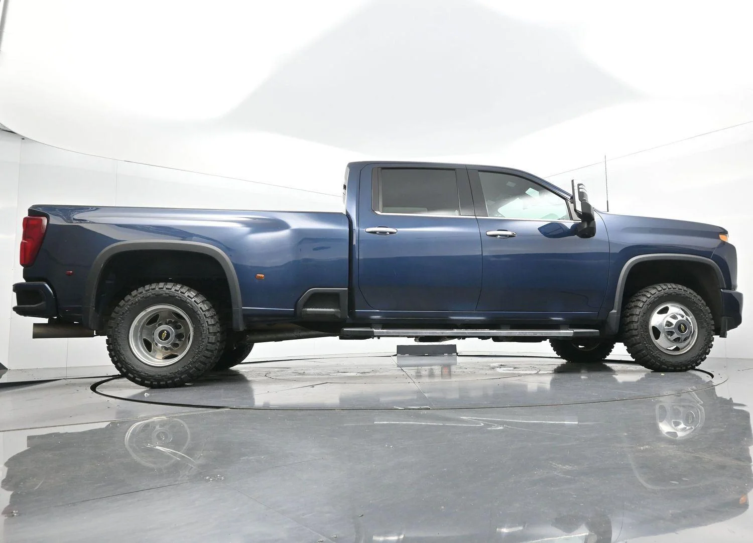 Used 2023 Northsky Blue Metallic Chevrolet High Country image 46