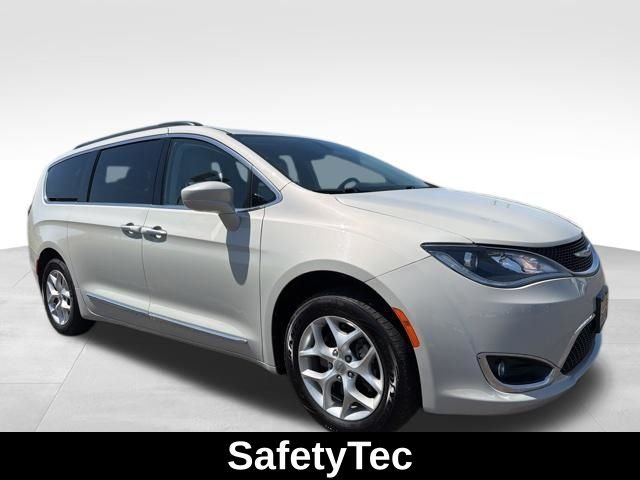 Used 2017 White Chrysler Touring L image 4