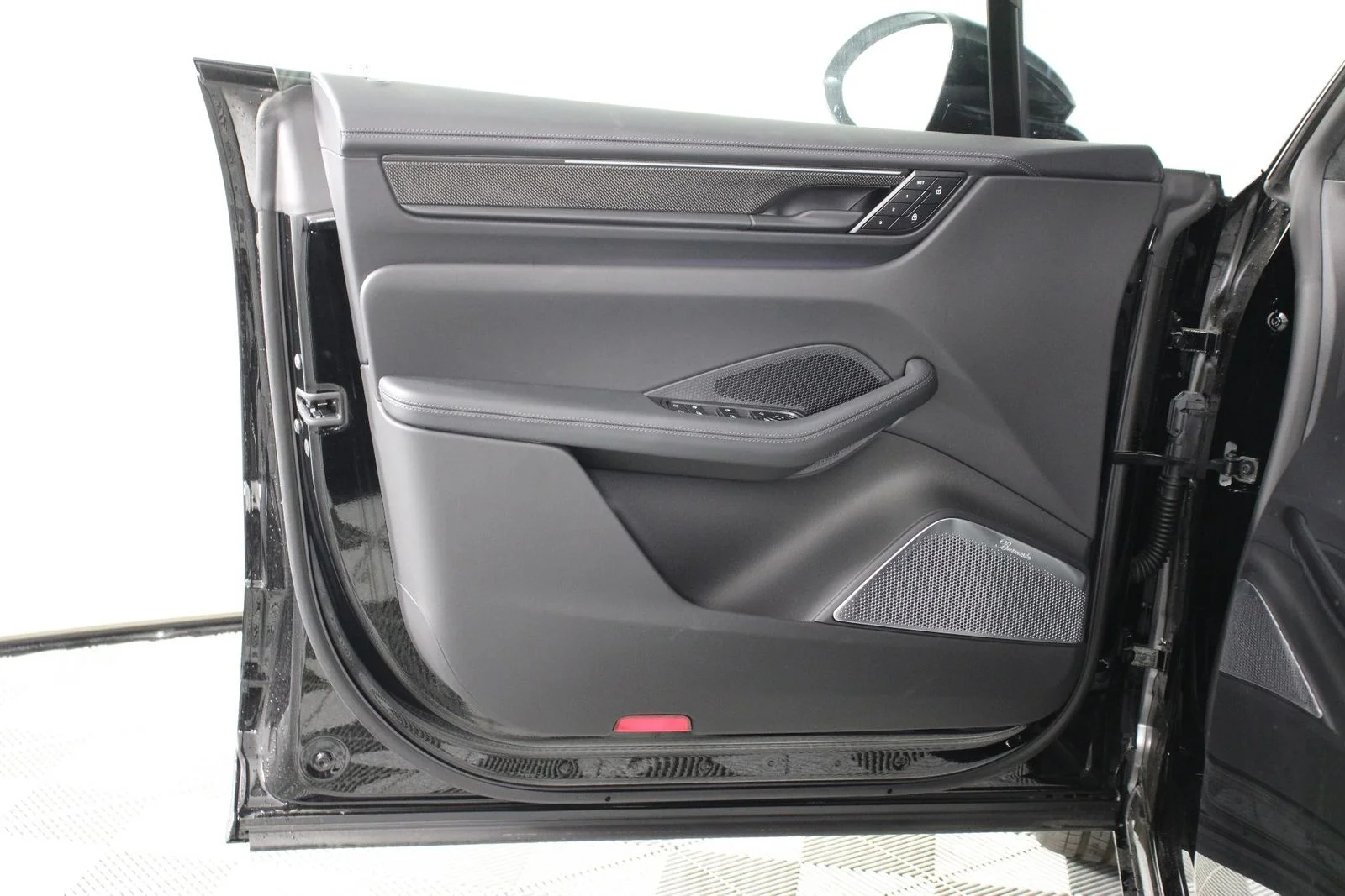 2025 Porsche Macan Turbo Electric - Photo 21