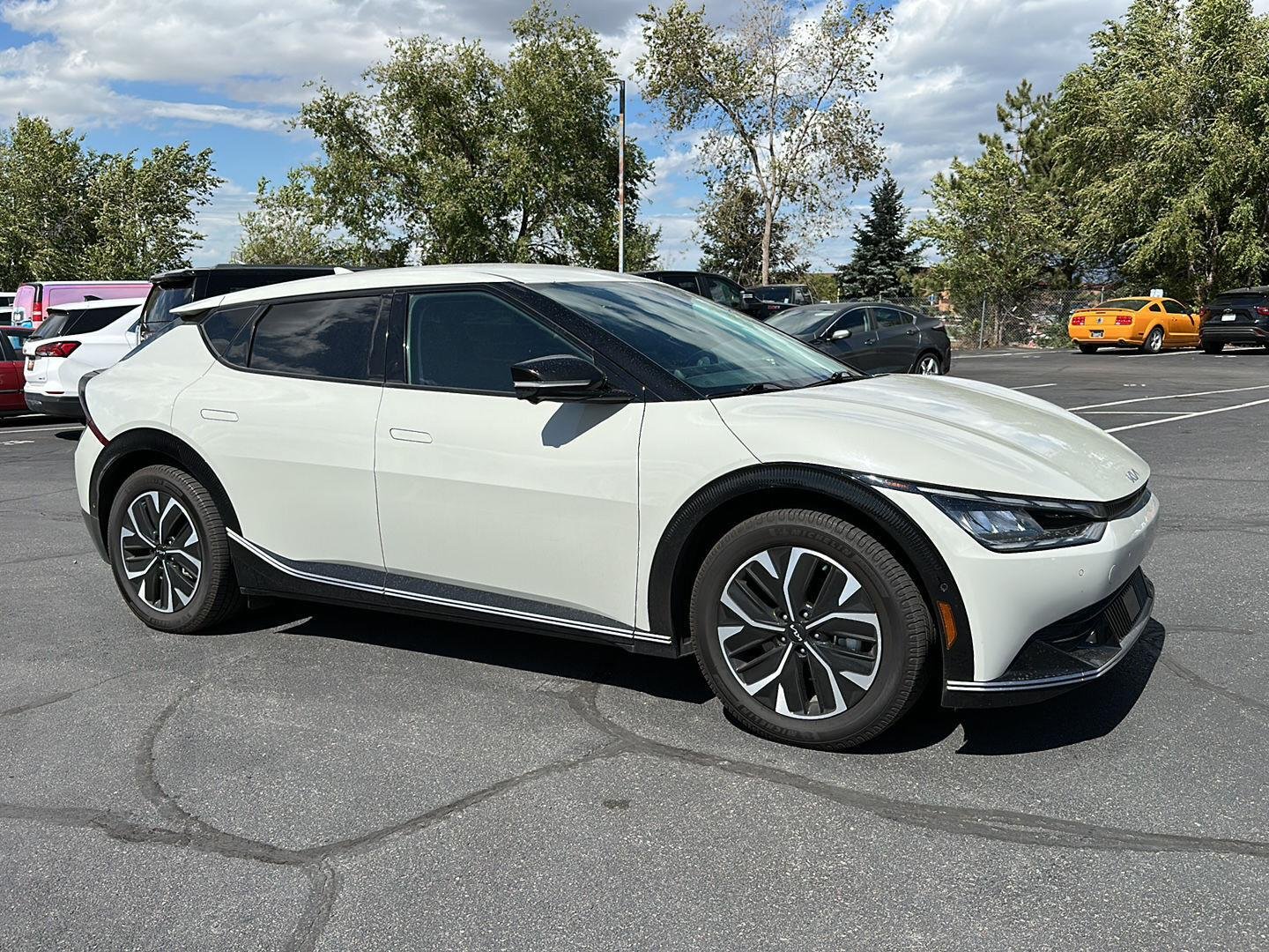 Used 2022 White Kia Wind image 10