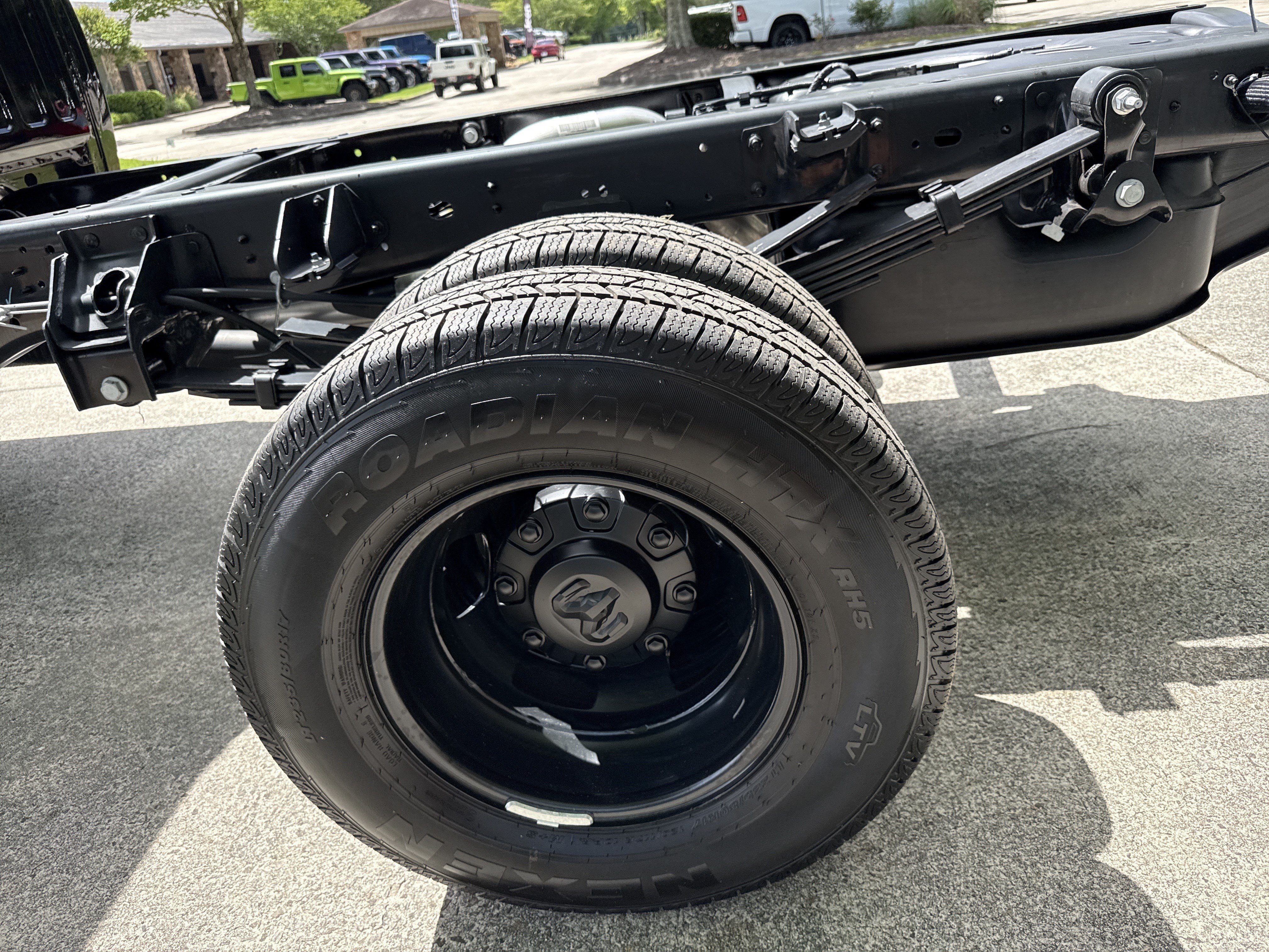 New 2026 Diamond Black Crystal Pearl-Coat Exterior Paint RAM Tradesman image 18