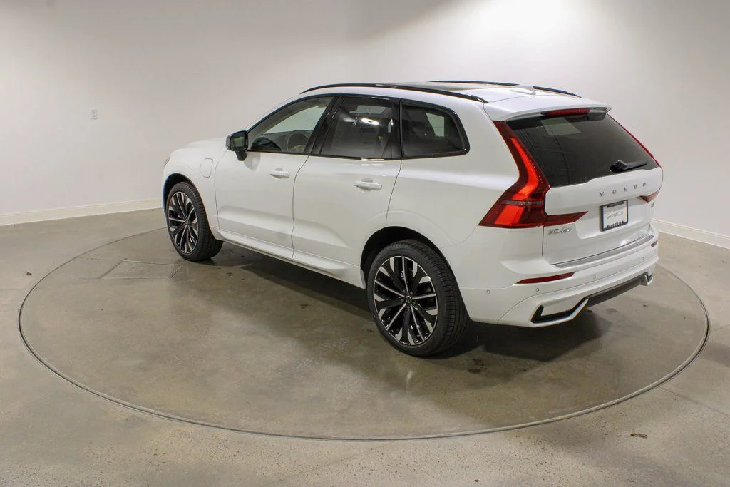 New 2026 Crystal White Volvo T8 Ultra image 3
