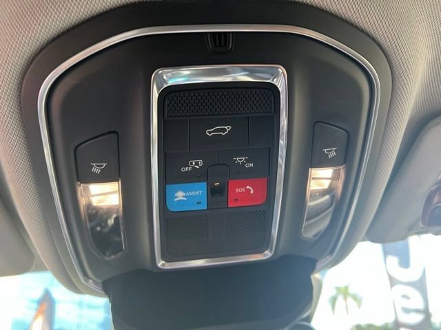 Used 2022 Diamond Black Crystal Pearlcoat Jeep Limited image 10