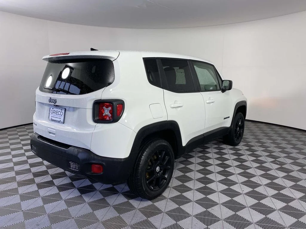 Used 2023 White Jeep Latitude image 9