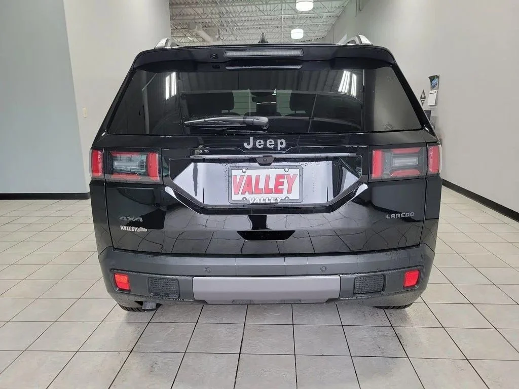New 2026 Diamond Black Crystal Pearl-Coat Exterior Paint Jeep Laredo image 5