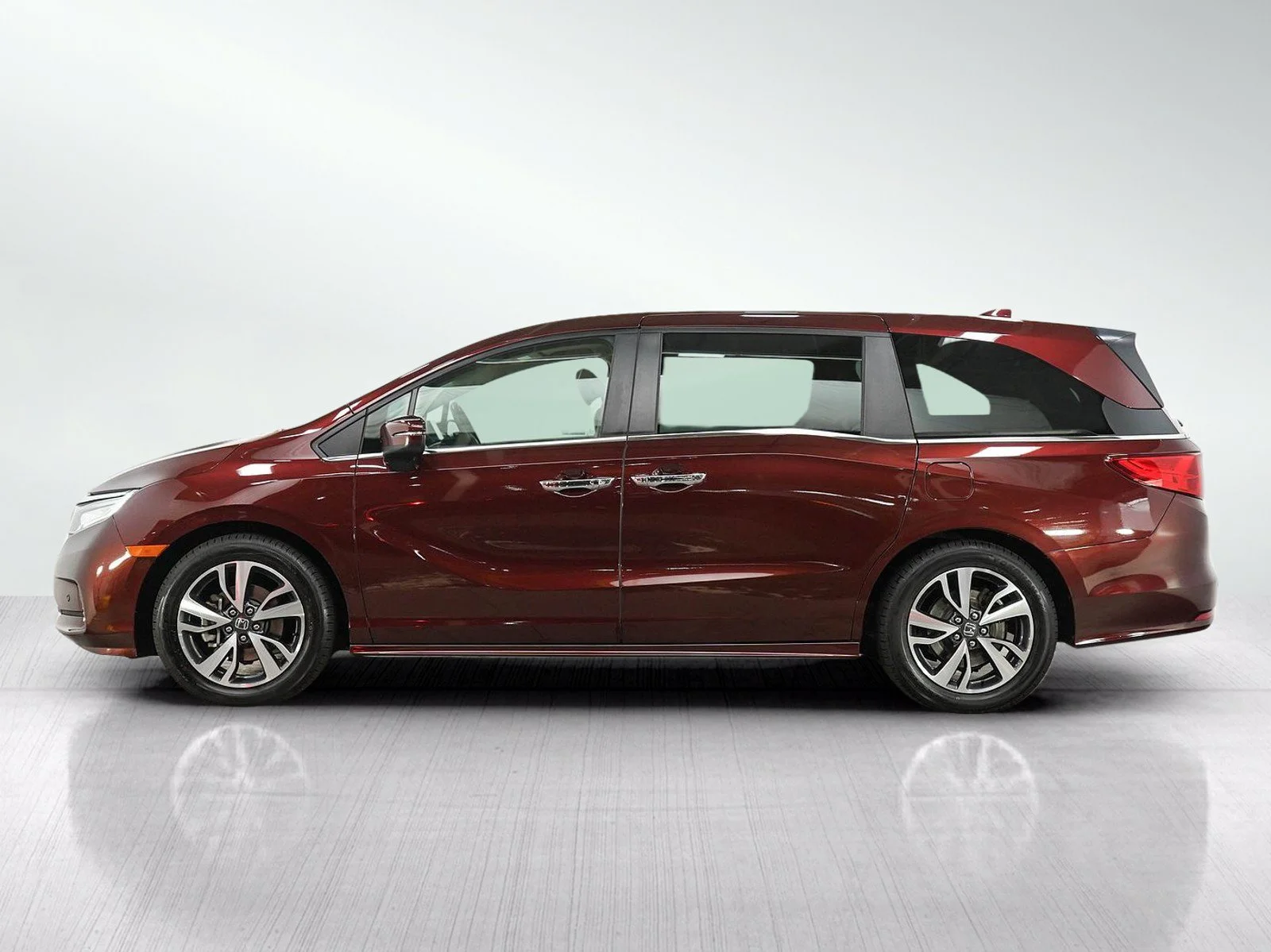 Used 2021 Honda Odyssey Touring with VIN 5FNRL6H83MB023937 for sale in Burnsville, Minnesota