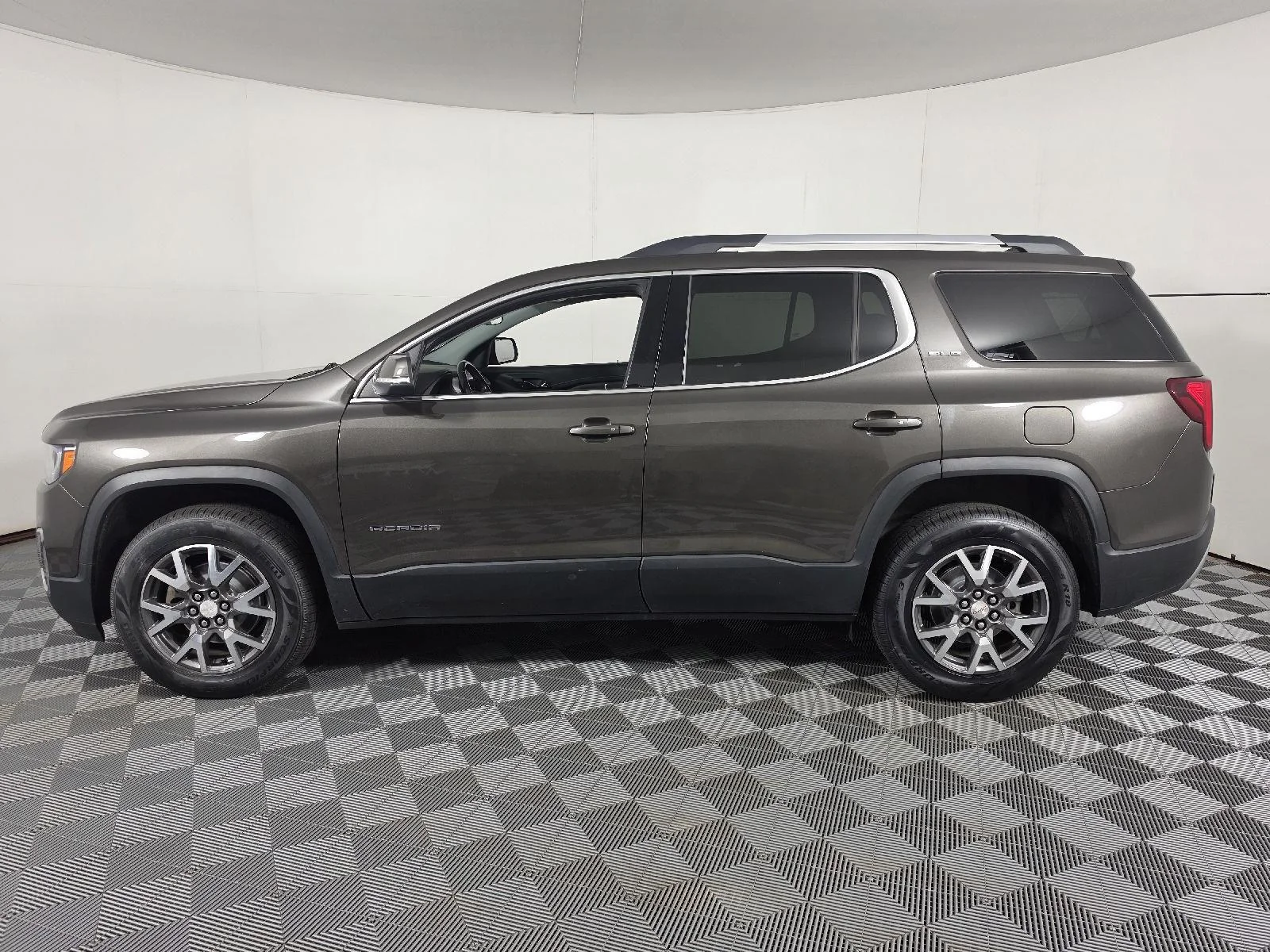 Used 2020 Smokey Quartz Metallic GMC SLE image 7