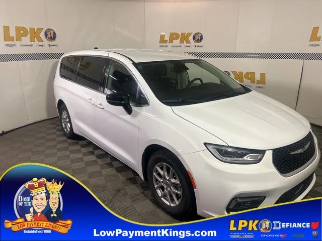 2024 Chrysler Pacifica Touring L's photo