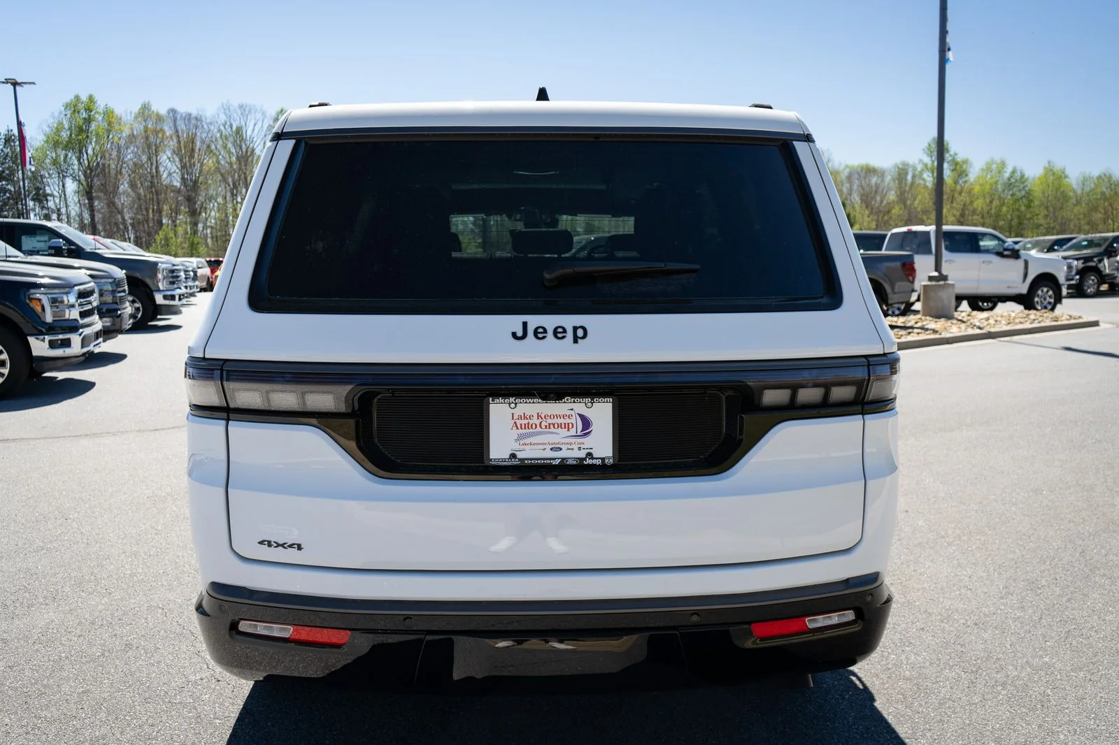 New 2026 Bright White Clear-Coat Exterior Paint Jeep Limited Reserve image 8