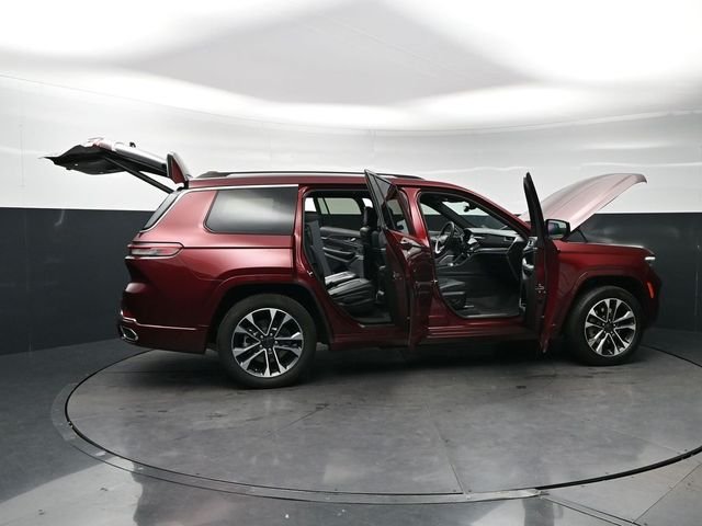 Used 2022 Velvet Jeep Overland image 30