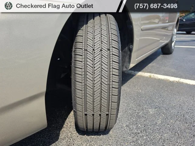 Used 2005 Desert Sand Mica Toyota LE image 12