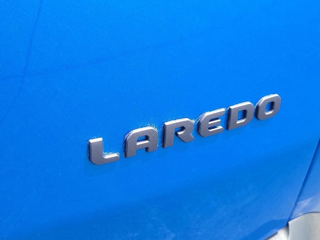 New 2026 Hydro Blue Pearl-Coat Exterior Paint Jeep Laredo image 8