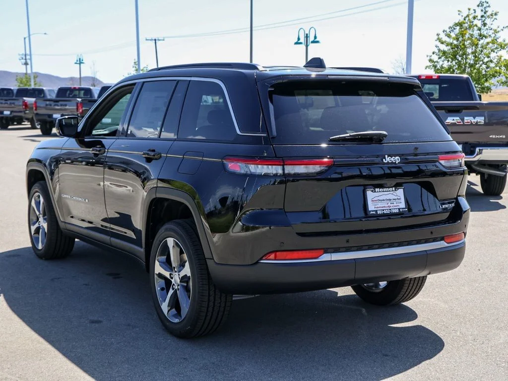 New 2026 Diamond Black Crystal Pearl-Coat Exterior Paint Jeep Limited image 5