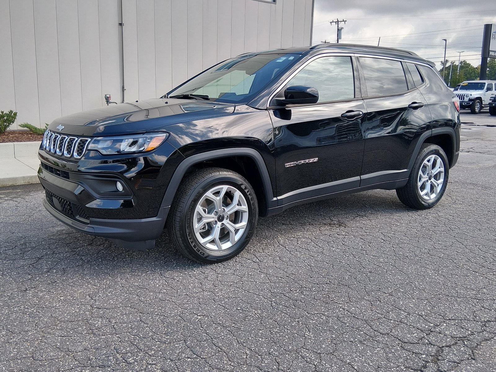 Used 2026 Diamond Black Crystal Pearl Coat Jeep Latitude image 7