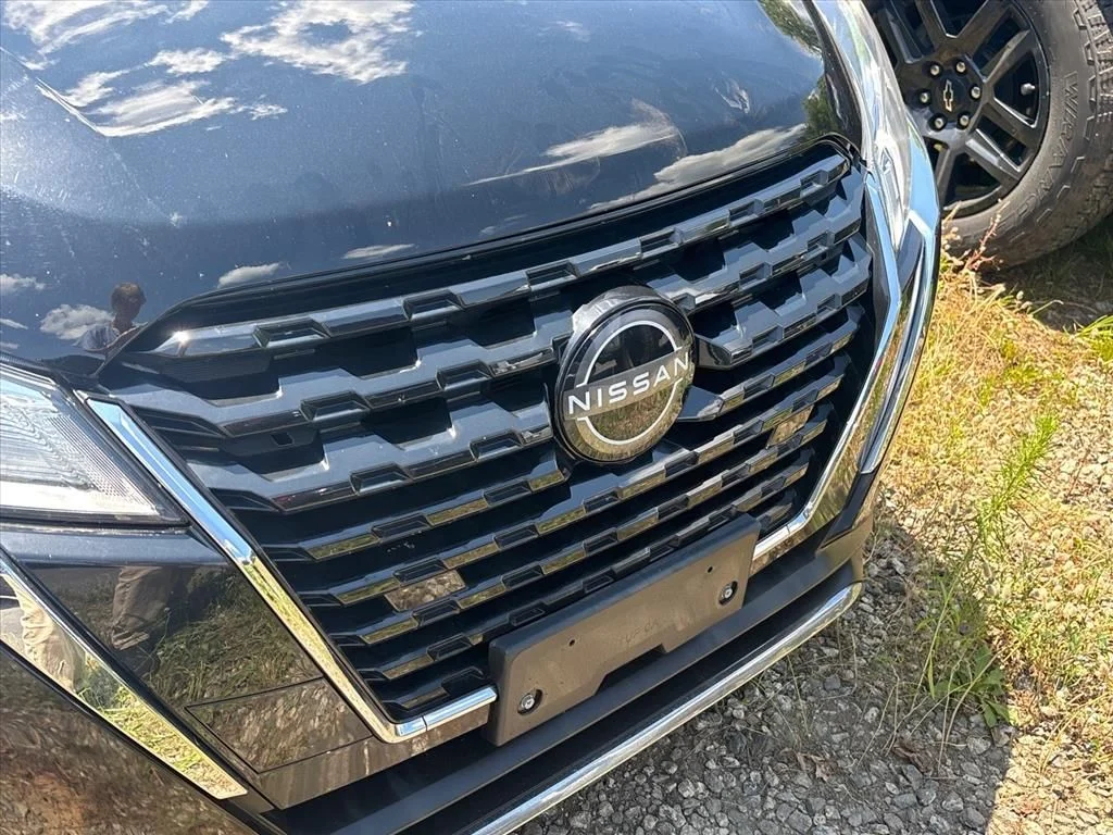 Used 2022 Black Nissan S image 6