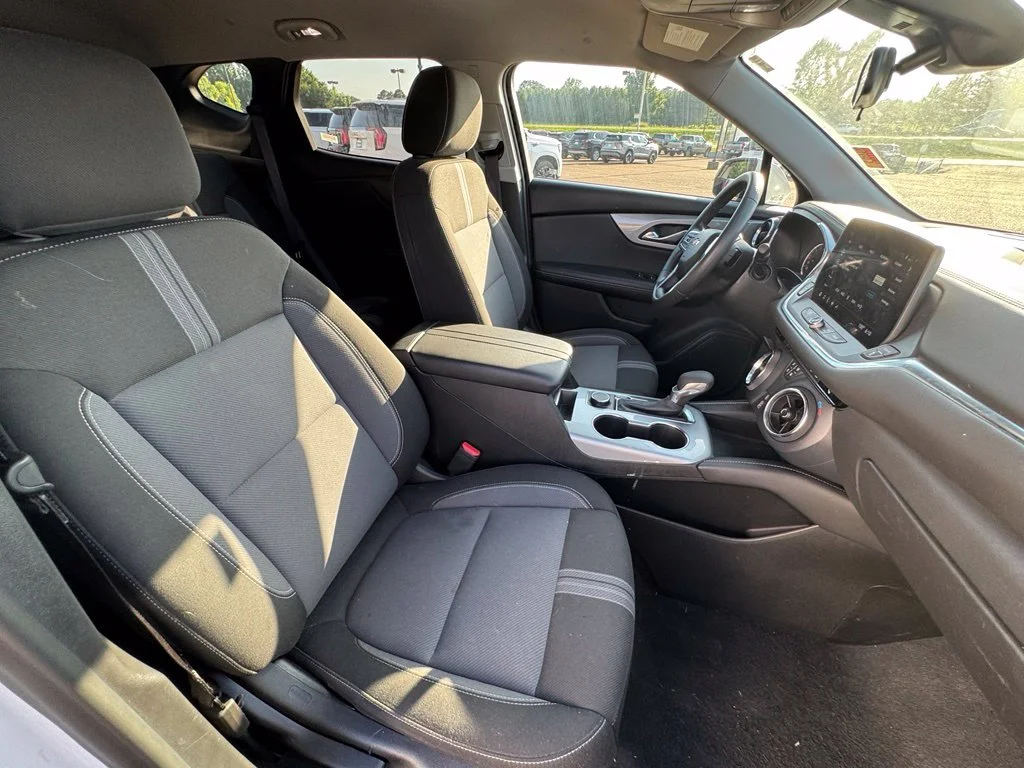 Used 2025 White Chevrolet LT image 13