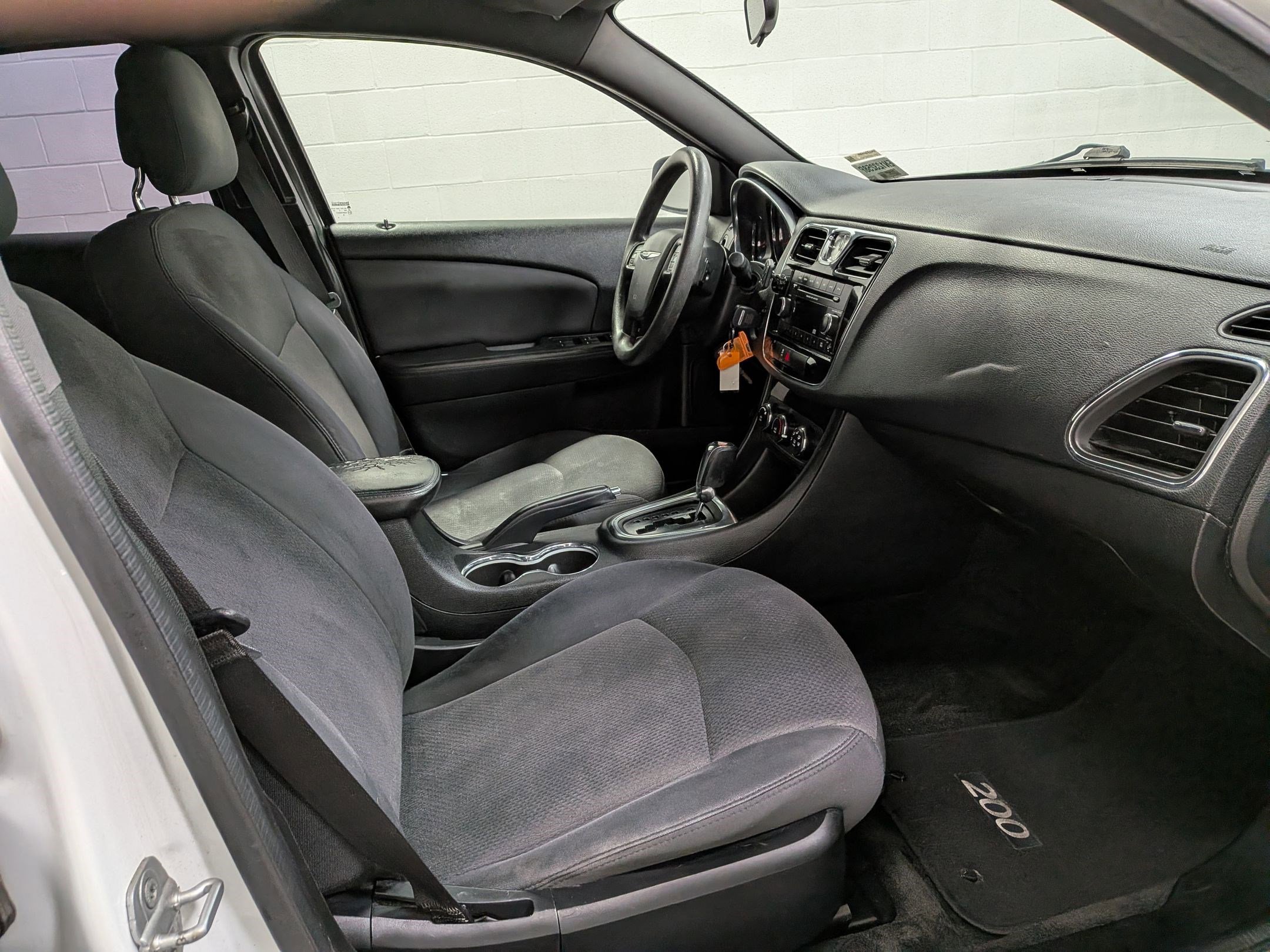Used 2014 Bright White Clearcoat Chrysler LX image 29