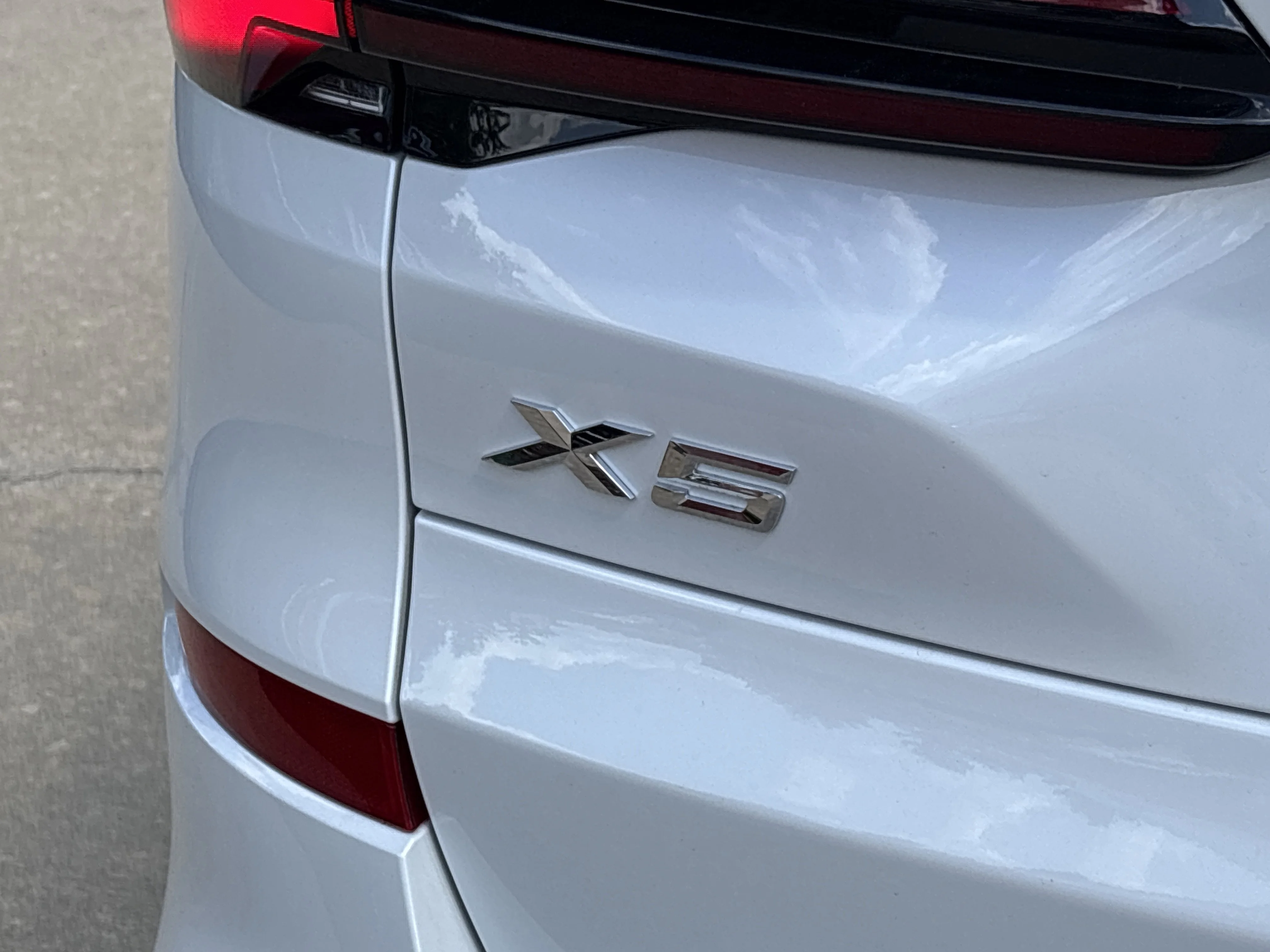 New 2026 MINERAL WHITE BMW xDrive40i image 5