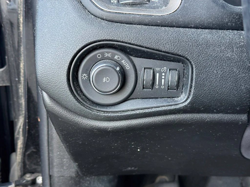 Used 2017 Black Jeep Latitude image 18