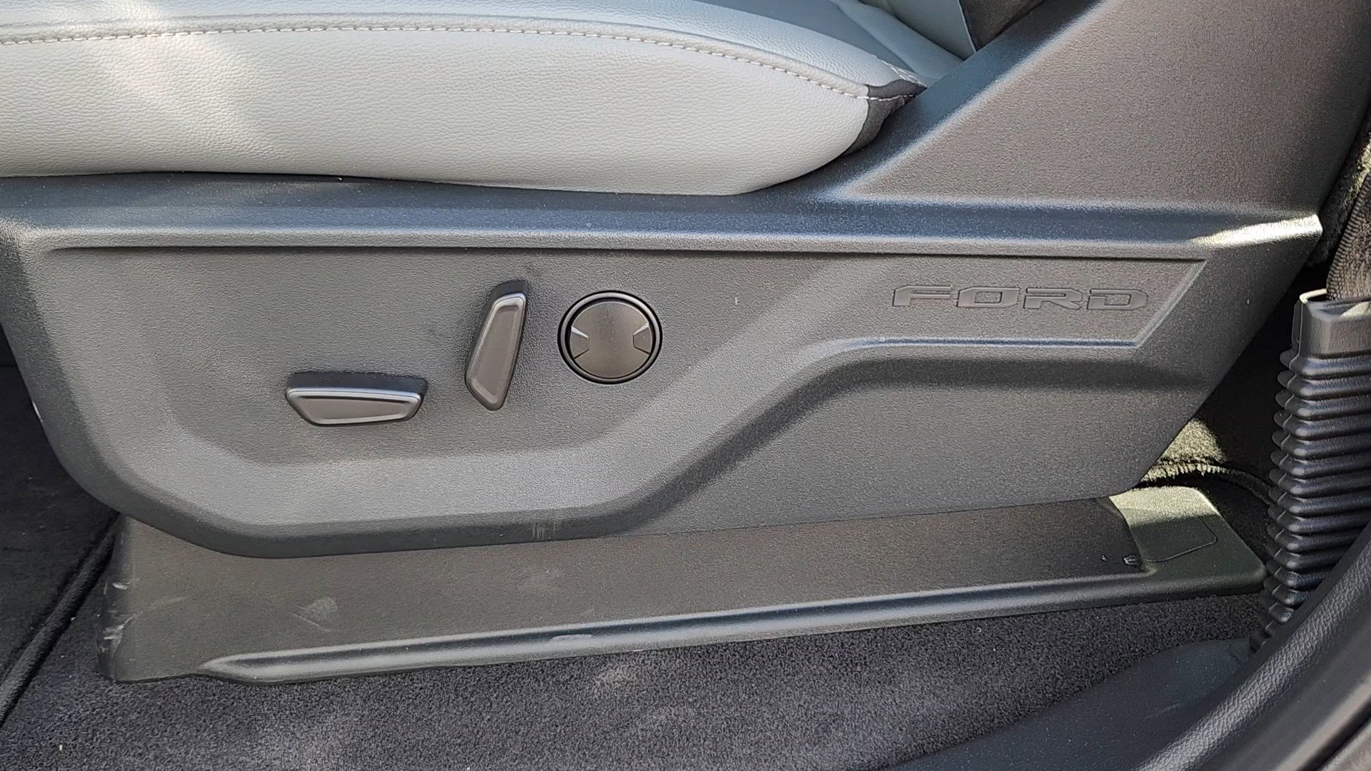 2025 Ford F-150 Lightning Flash - Photo 8