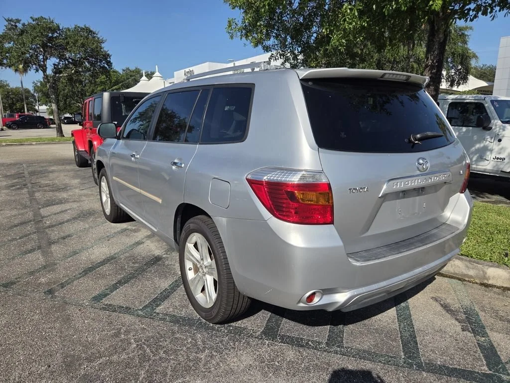 Used 2009 Classic Silver Metallic Toyota Limited image 4