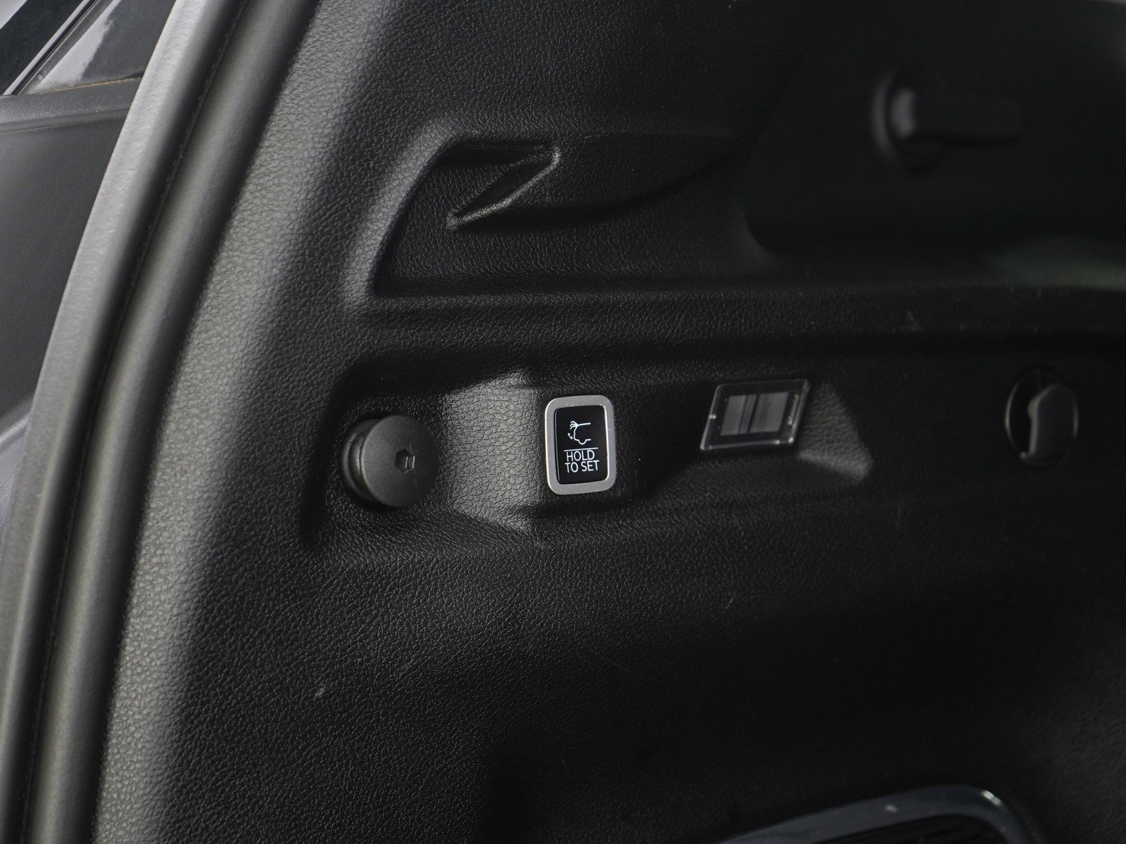 Used 2022  Jeep Limited image 11