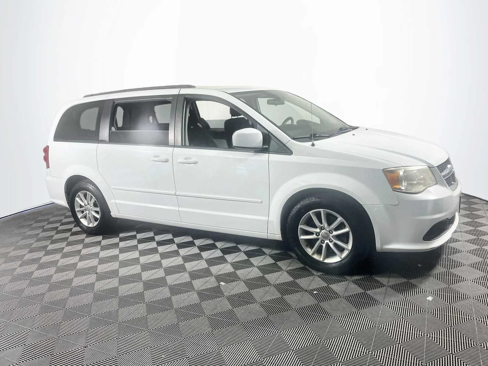 Used 2014 Bright White Clearcoat Dodge SXT image 3