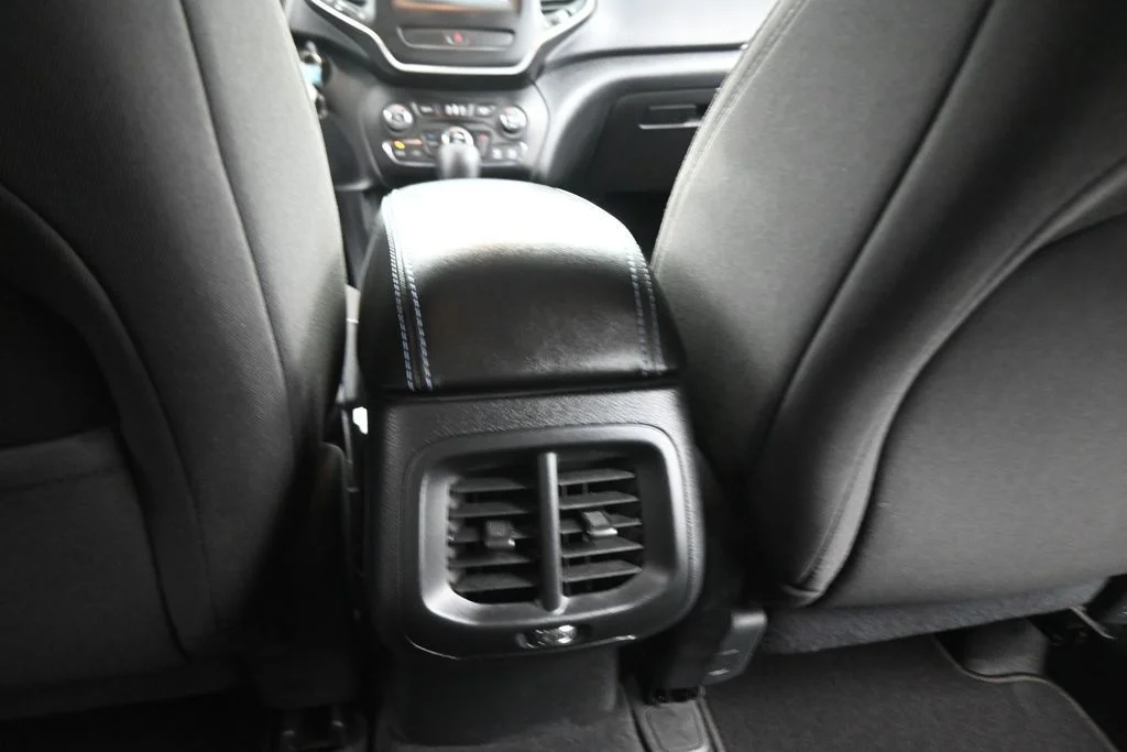 Used 2019 Black Jeep Latitude image 41