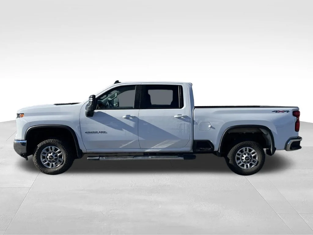 Used 2025 Summit White Chevrolet LT image 8
