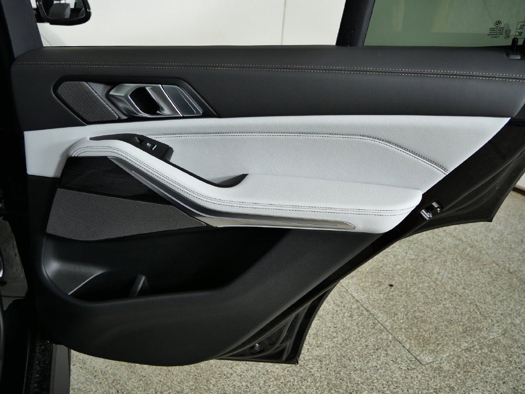 New 2026 Black Sapphire Metallic BMW M60i image 25