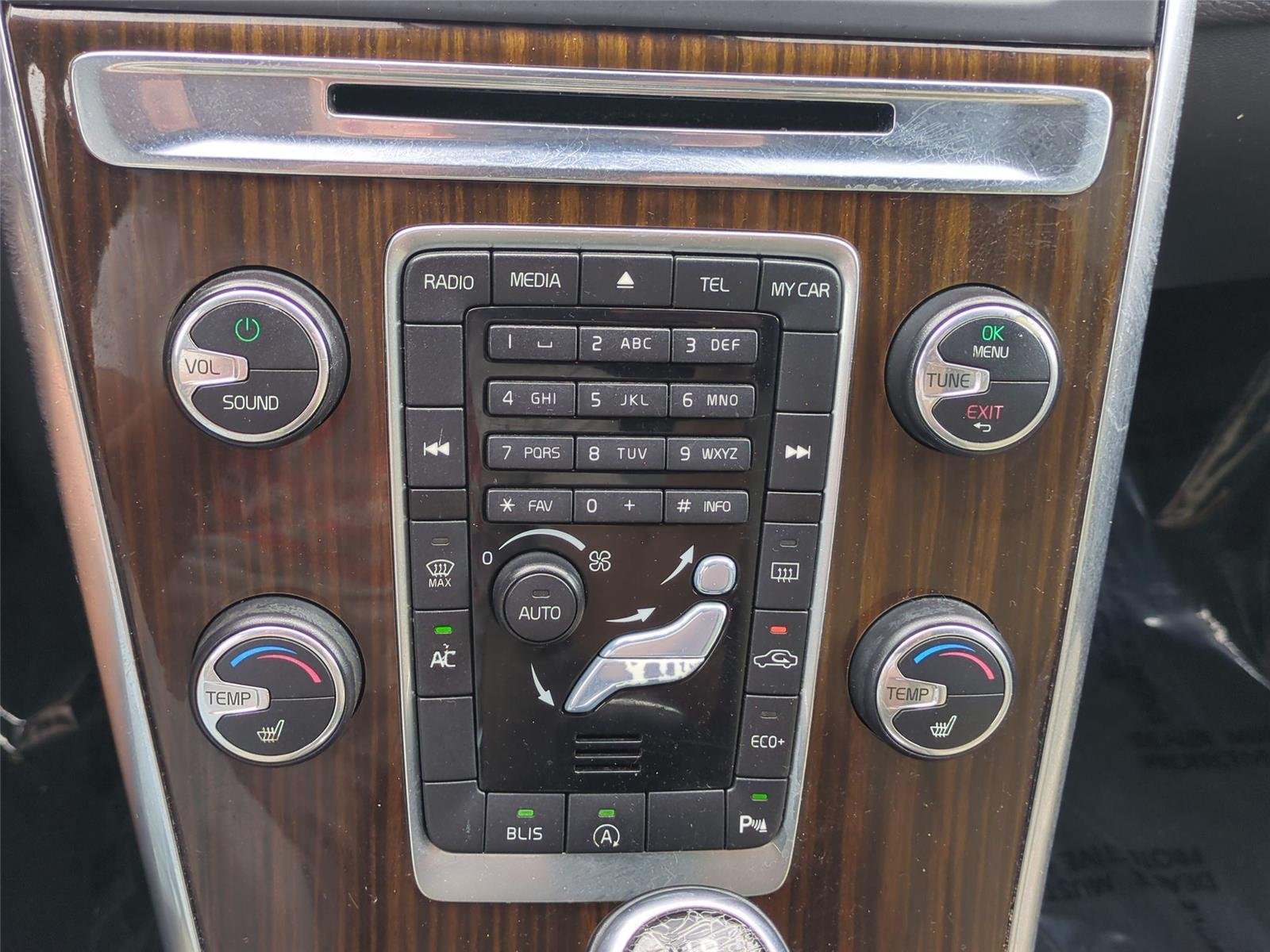 Used 2015  VOLVO  image 21