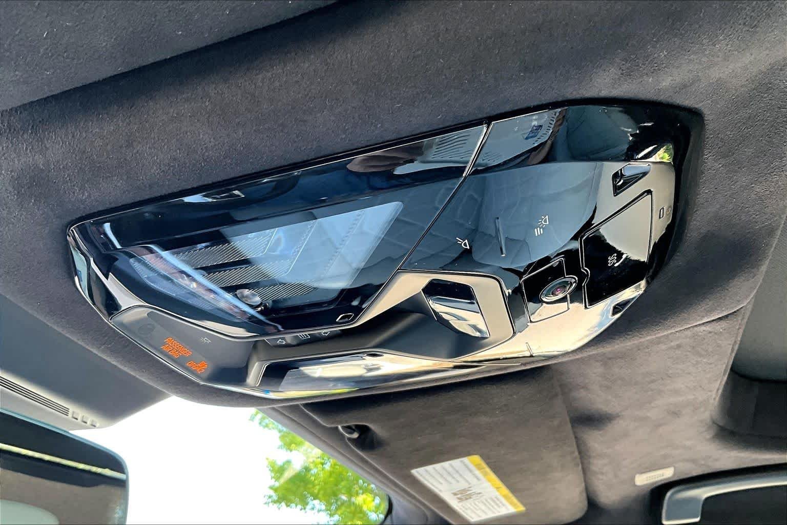 2025 BMW 7 Series 750e - Photo 37