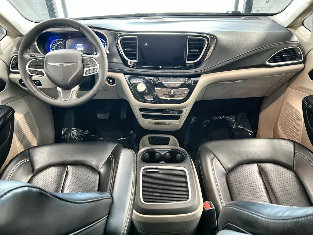 Used 2023 White Chrysler Touring L image 21