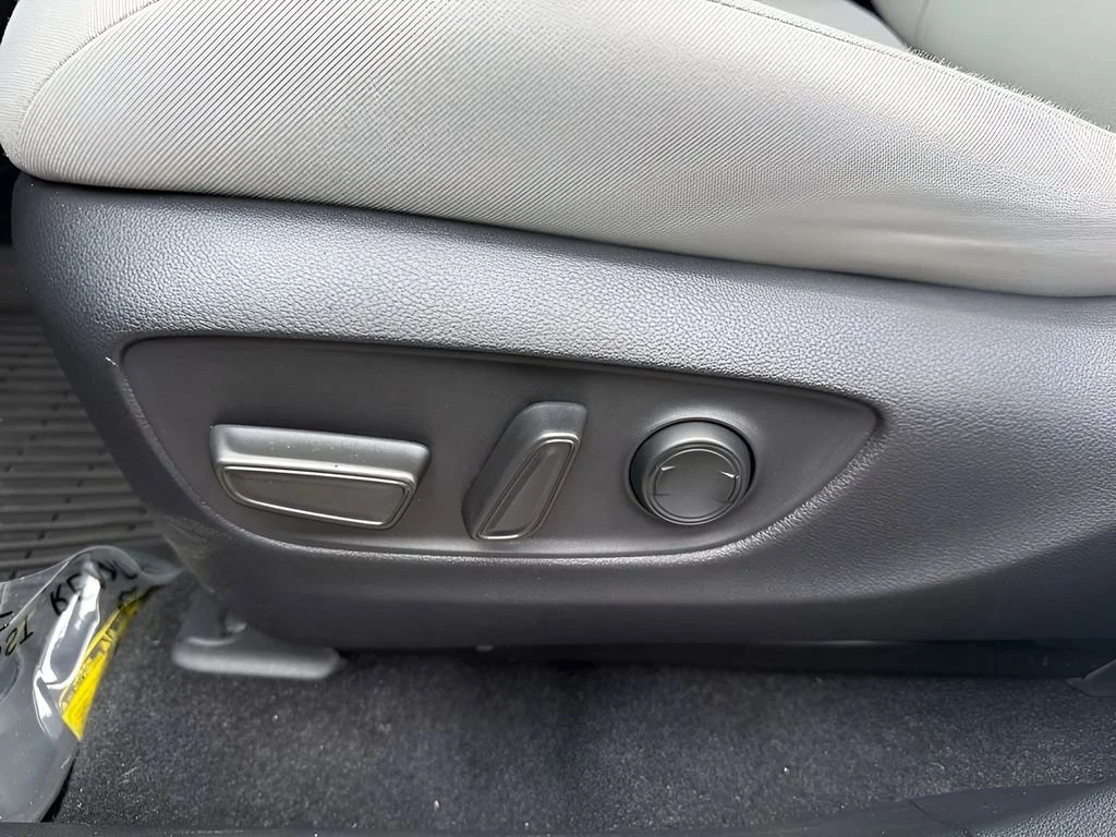 Used 2020  Toyota XLE image 11