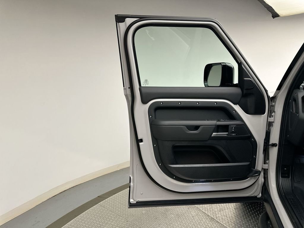 New 2026 Borasco Grey Metallic Land Rover X-Dynamic SE image 18