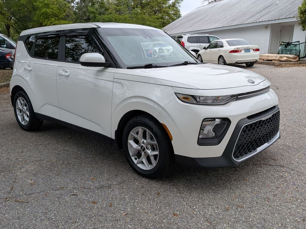 Used 2020 White Kia S image 7