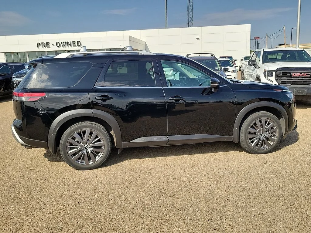 Used 2022  Nissan SL image 12