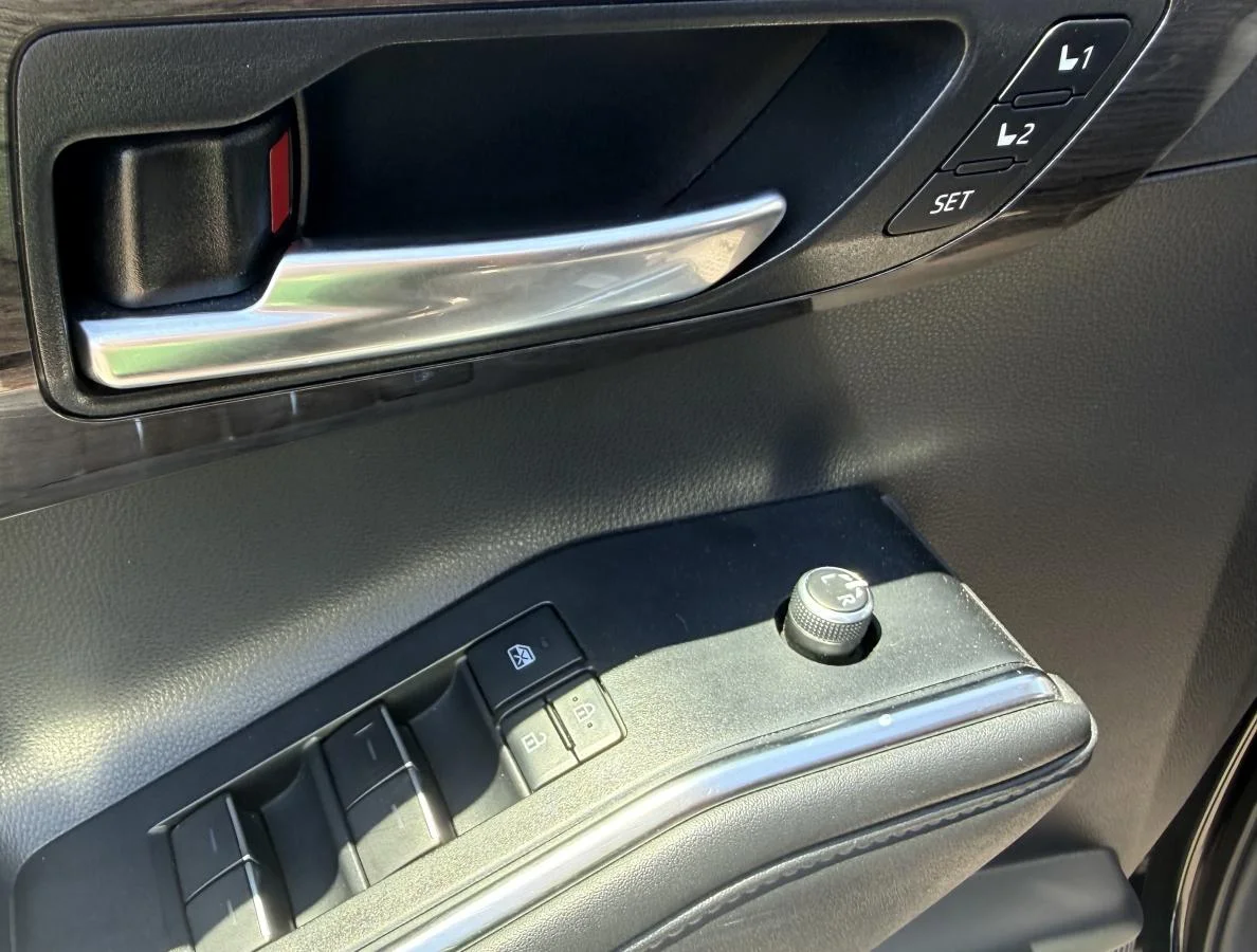 Used 2020 Black Toyota Limited Awd image 13