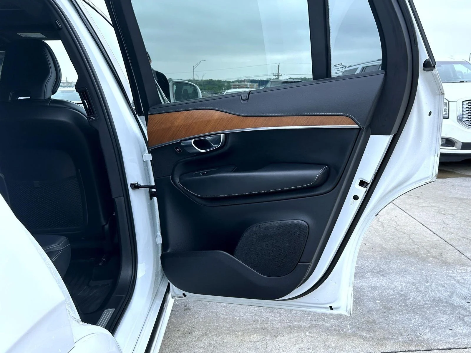 Used 2019 White Volvo T6 Inscription image 17