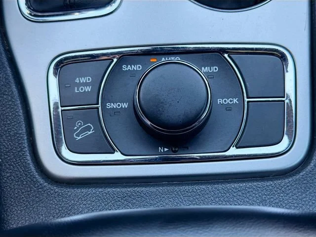 Used 2019 Diamond Black Crystal Pearlcoat Jeep Limited image 29