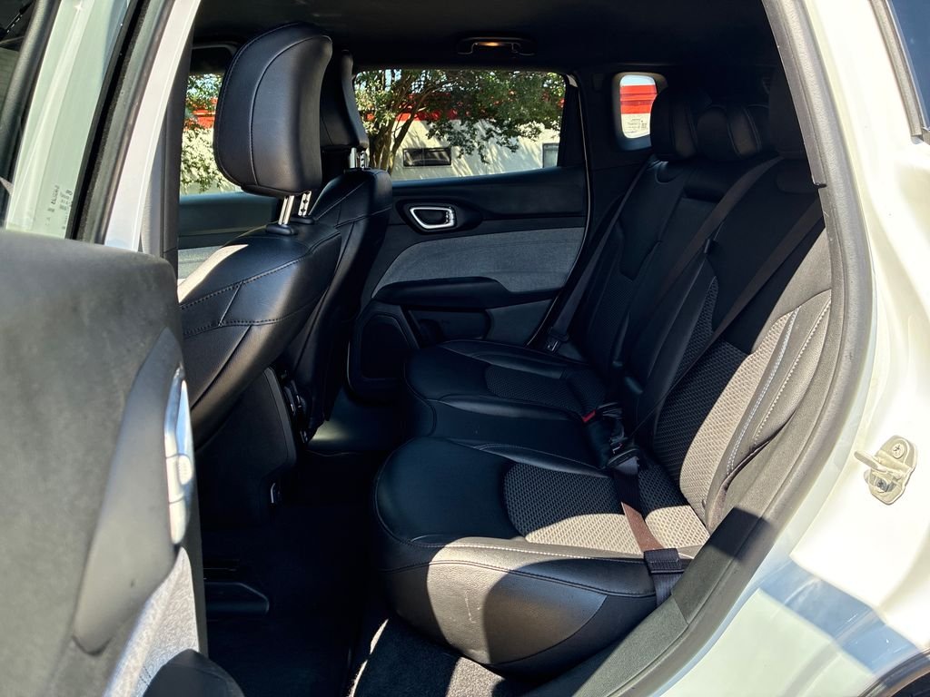 Used 2024 White/off-white Jeep Latitude image 24
