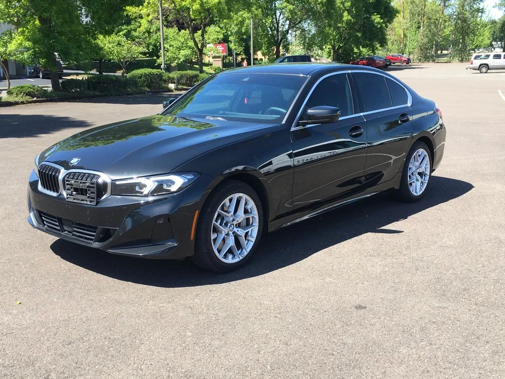 2025 BMW 3 Series 330i xDrive Sedan's photo