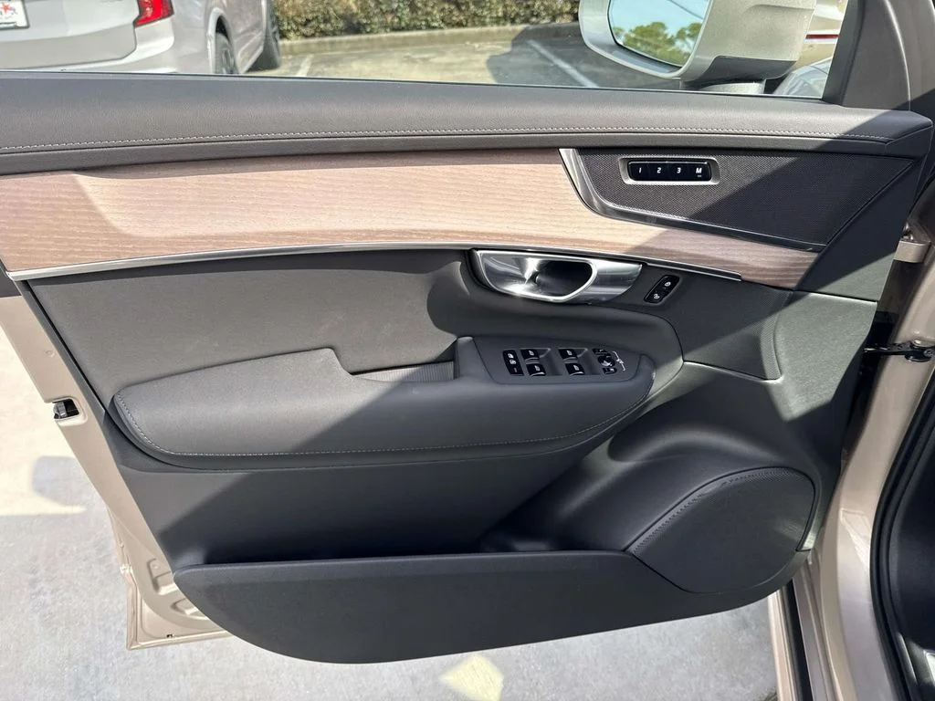 New 2026  Volvo B6 Plus 7-Seater image 23