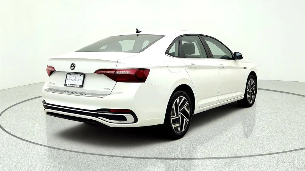 Used 2023 Opal White Pearl Volkswagen SEL Automatic image 5