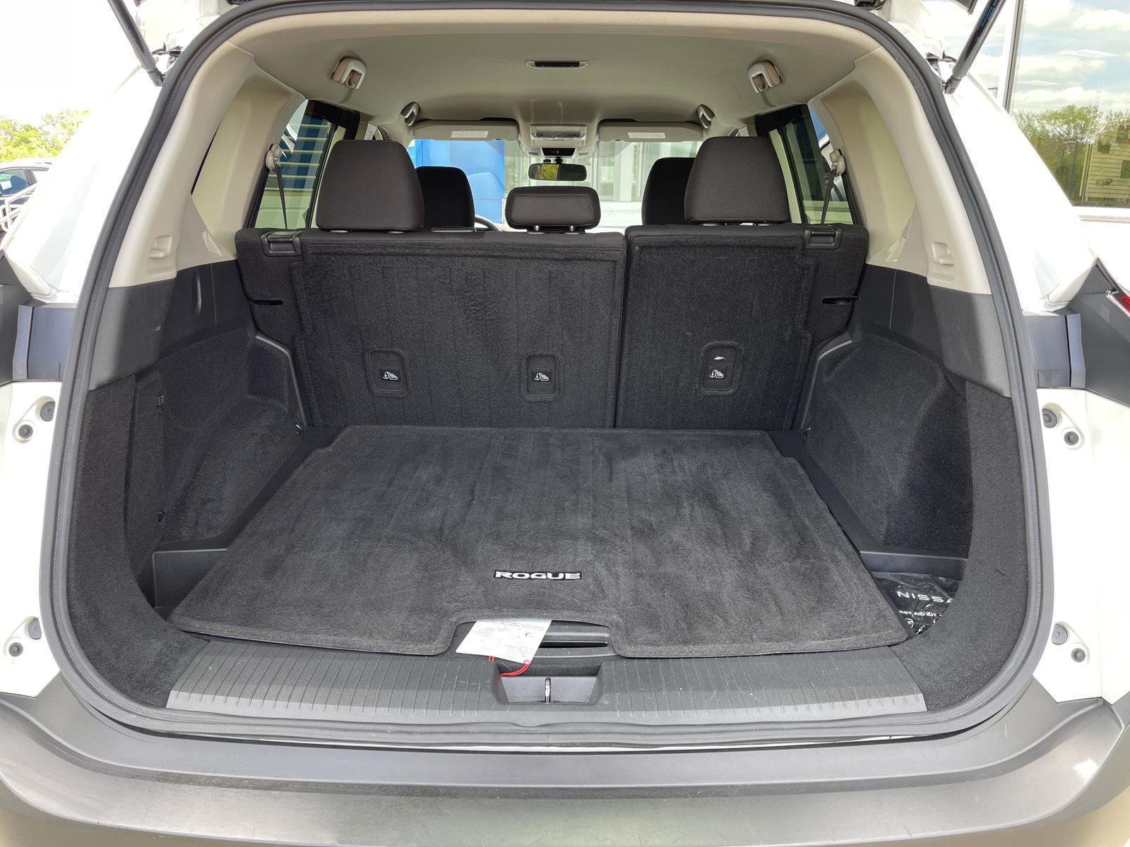 Used 2023 Glacier White Nissan S image 33